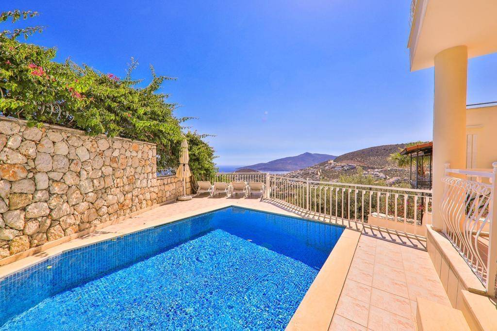 Kaş Kalkan'da Deniz Manzaralı, Özel Havuzlu, Kiralık Merkezi Villa