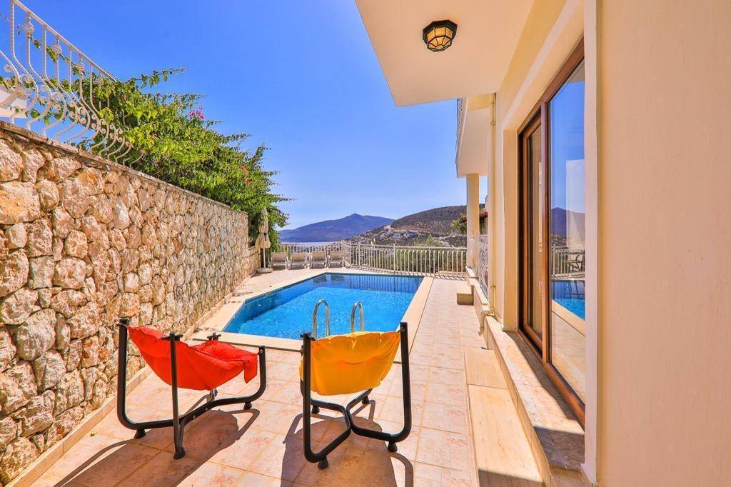 Kaş Kalkan'da Deniz Manzaralı, Özel Havuzlu, Kiralık Merkezi Villa