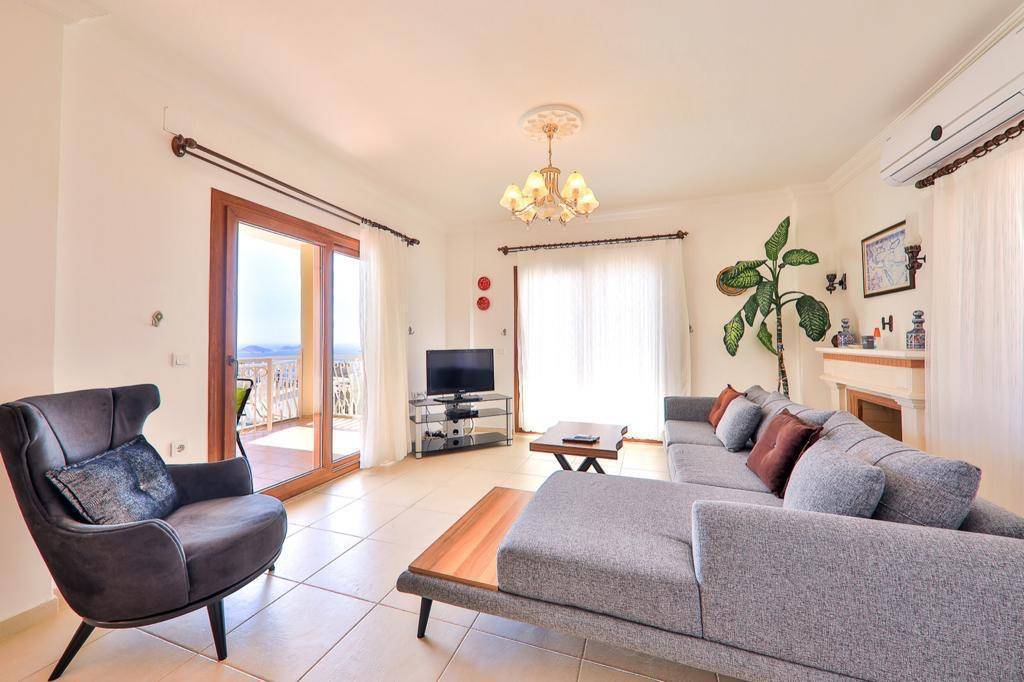 Kaş Kalkan'da Deniz Manzaralı, Özel Havuzlu, Kiralık Merkezi Villa