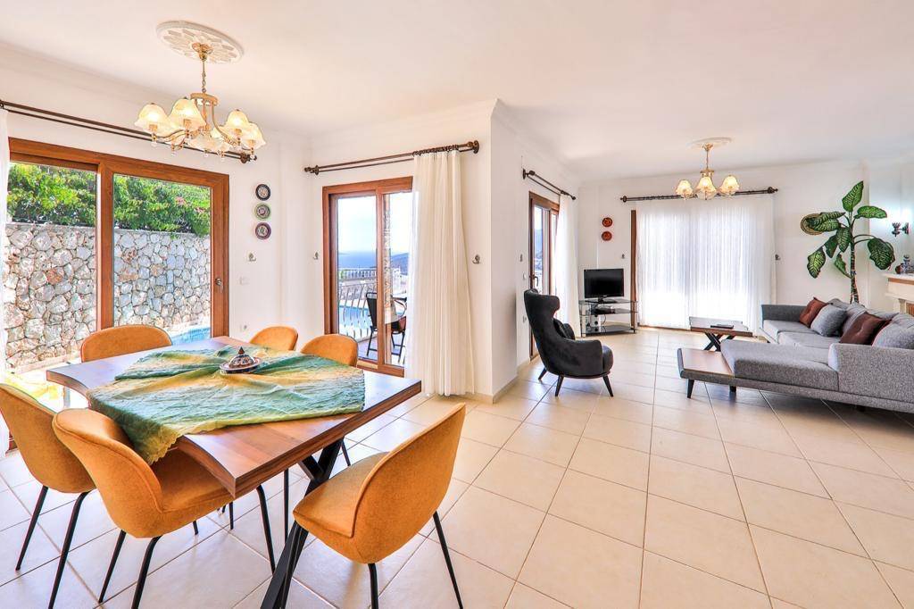 Kaş Kalkan'da Deniz Manzaralı, Özel Havuzlu, Kiralık Merkezi Villa