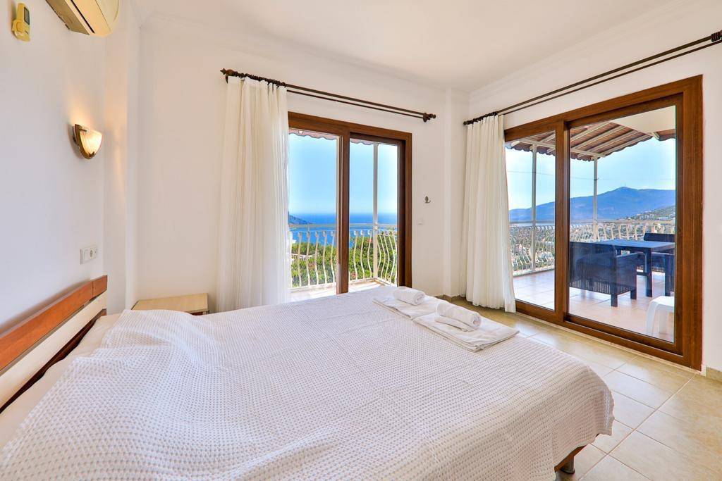 Kaş Kalkan'da Deniz Manzaralı, Özel Havuzlu, Kiralık Merkezi Villa
