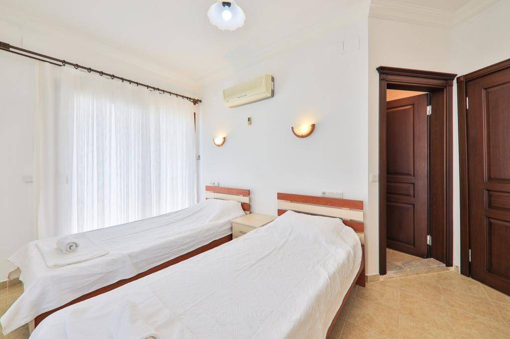 Kaş Kalkan'da Deniz Manzaralı, Özel Havuzlu, Kiralık Merkezi Villa