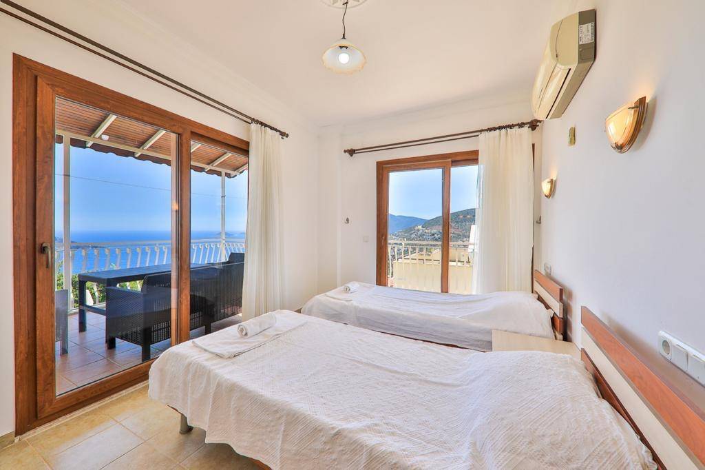 Kaş Kalkan'da Deniz Manzaralı, Özel Havuzlu, Kiralık Merkezi Villa