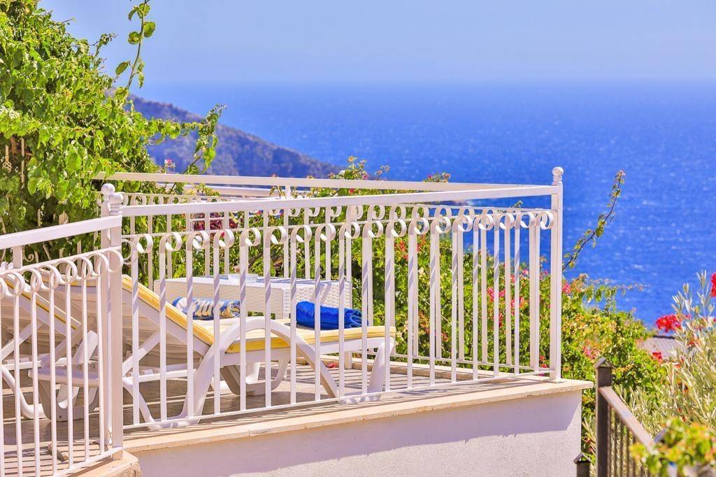 Kaş Kalkan'da Deniz Manzaralı, Özel Havuzlu, Kiralık Merkezi Villa