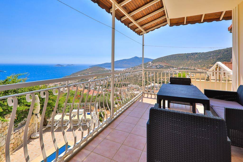 Kaş Kalkan'da Deniz Manzaralı, Özel Havuzlu, Kiralık Merkezi Villa