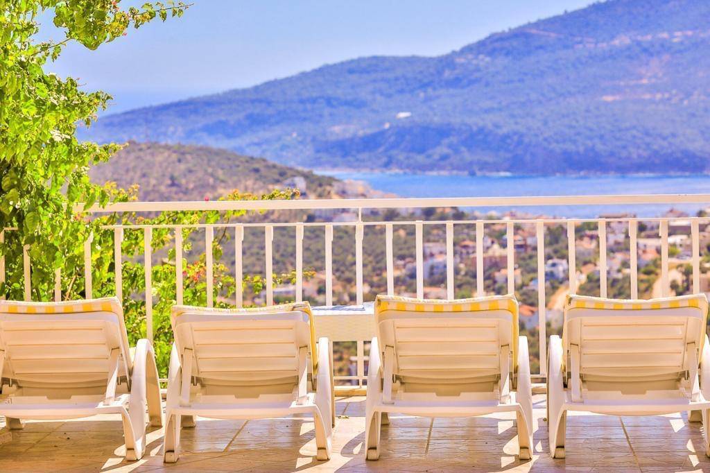 Kaş Kalkan'da Deniz Manzaralı, Özel Havuzlu, Kiralık Merkezi Villa