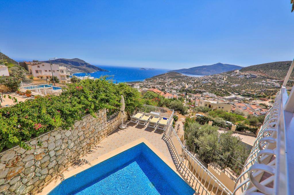 Kaş Kalkan'da Deniz Manzaralı, Özel Havuzlu, Kiralık Merkezi Villa