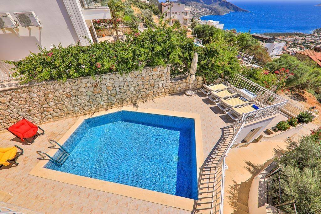 Kaş Kalkan'da Deniz Manzaralı, Özel Havuzlu, Kiralık Merkezi Villa