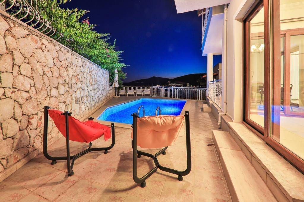 Kaş Kalkan'da Deniz Manzaralı, Özel Havuzlu, Kiralık Merkezi Villa