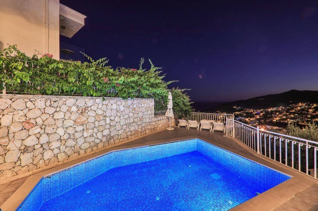 Kaş Kalkan'da Deniz Manzaralı, Özel Havuzlu, Kiralık Merkezi Villa