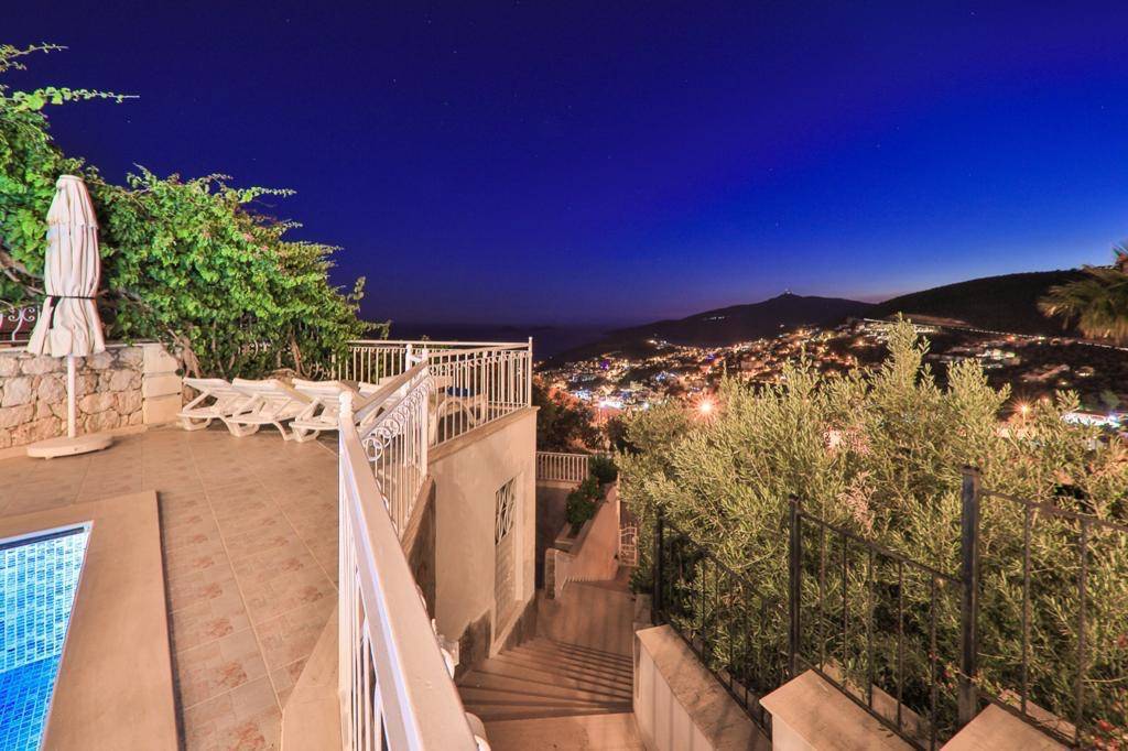 Kaş Kalkan'da Deniz Manzaralı, Özel Havuzlu, Kiralık Merkezi Villa