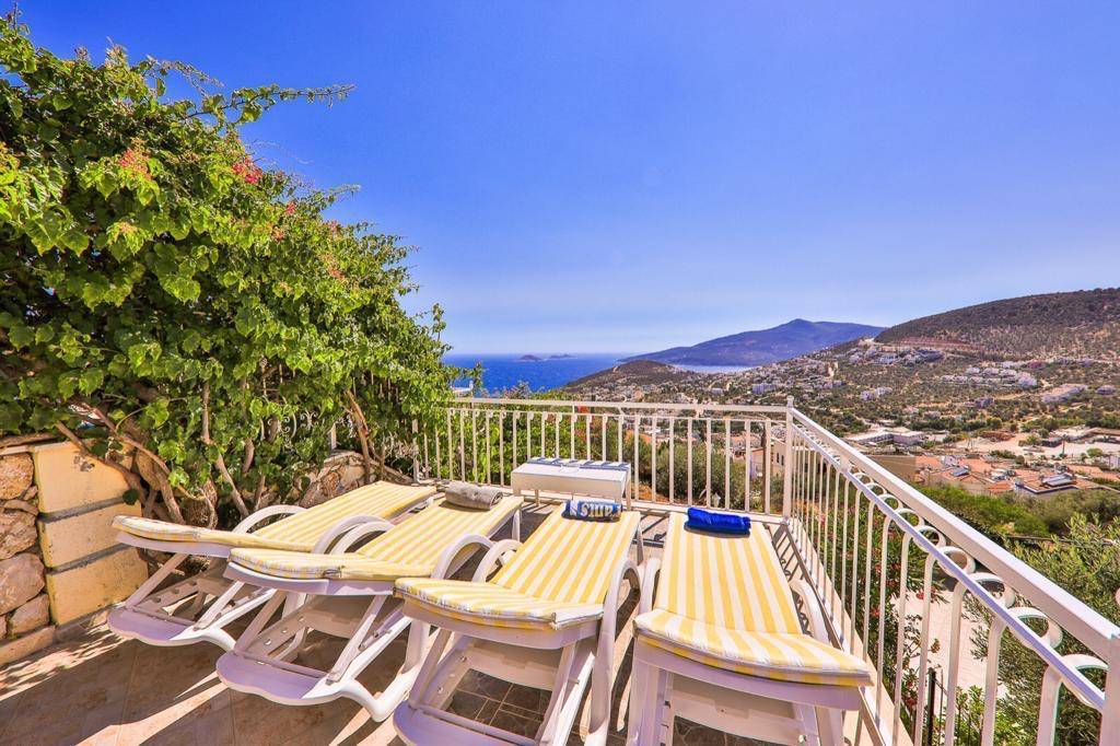 Kaş Kalkan'da Deniz Manzaralı, Özel Havuzlu, Kiralık Merkezi Villa