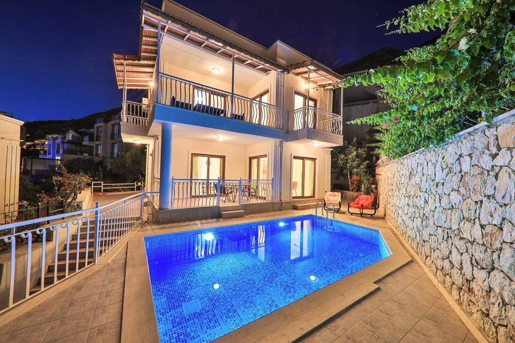 Kaş Kalkan'da Deniz Manzaralı, Özel Havuzlu, Kiralık Merkezi Villa