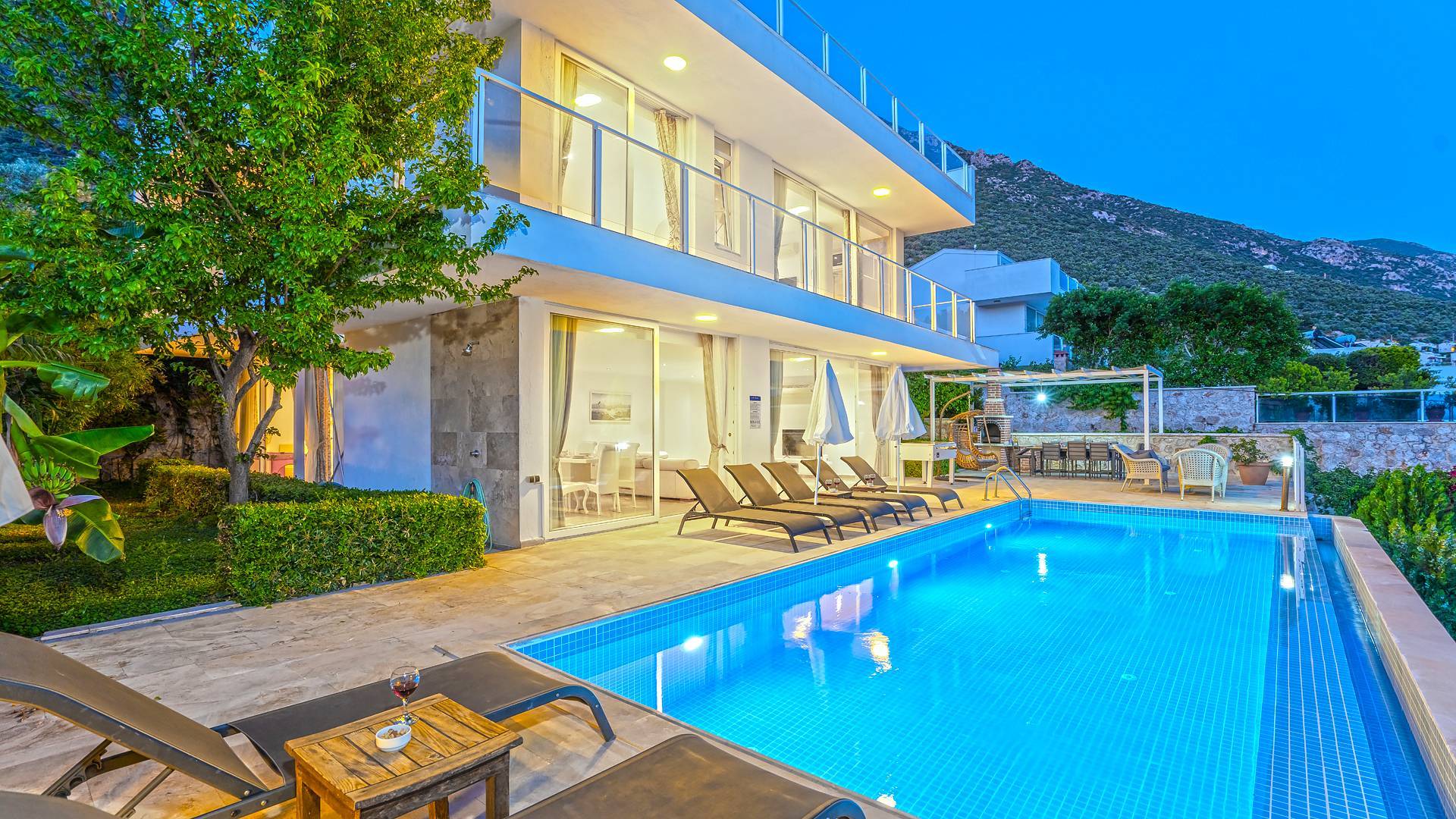 Kaş Kalkan'da Denize Yakın, Kalabalık Aileler İçin Uygun, Şık Villa