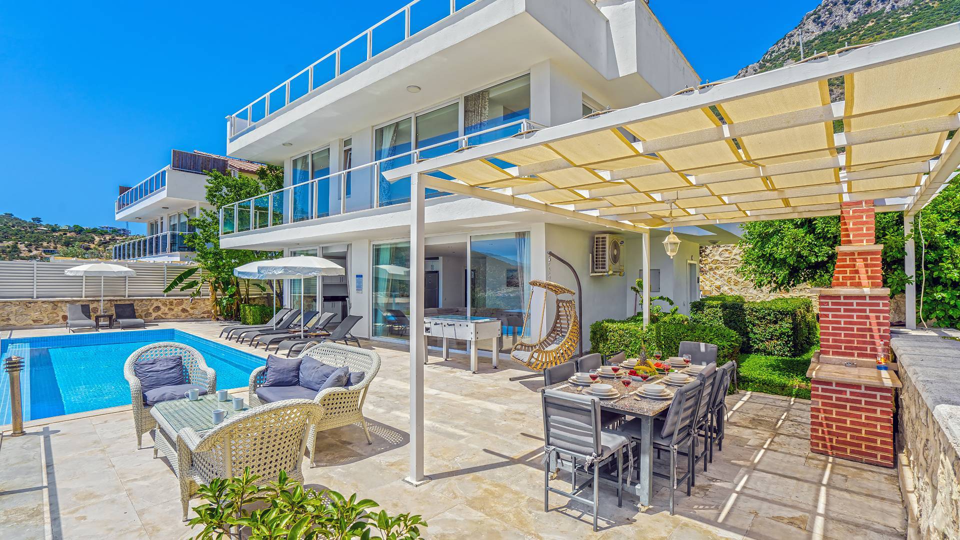 Kaş Kalkan'da Denize Yakın, Kalabalık Aileler İçin Uygun, Şık Villa