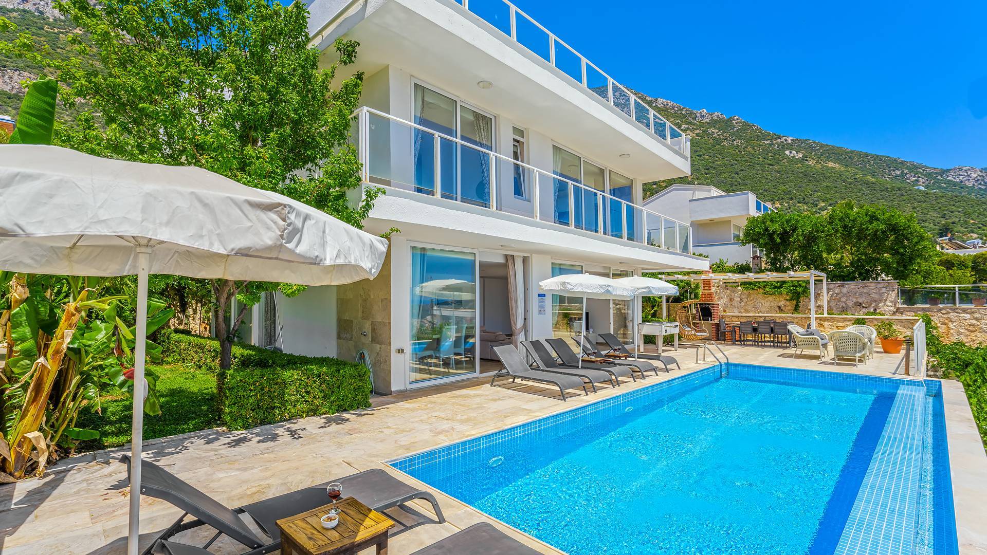 Kaş Kalkan'da Denize Yakın, Kalabalık Aileler İçin Uygun, Şık Villa