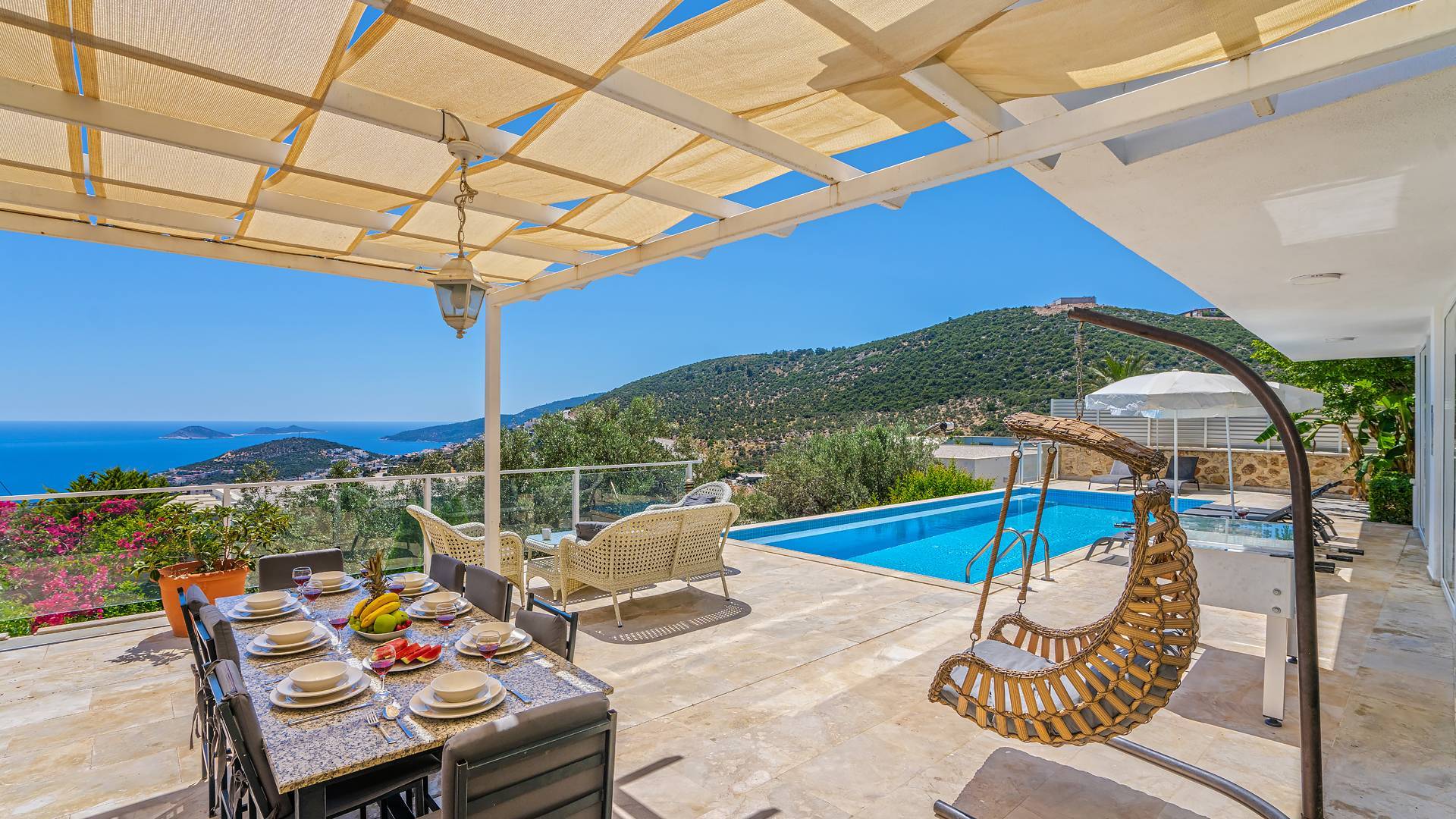 Kaş Kalkan'da Denize Yakın, Kalabalık Aileler İçin Uygun, Şık Villa