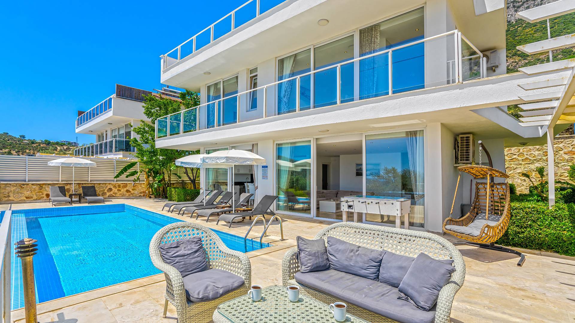 Kaş Kalkan'da Denize Yakın, Kalabalık Aileler İçin Uygun, Şık Villa
