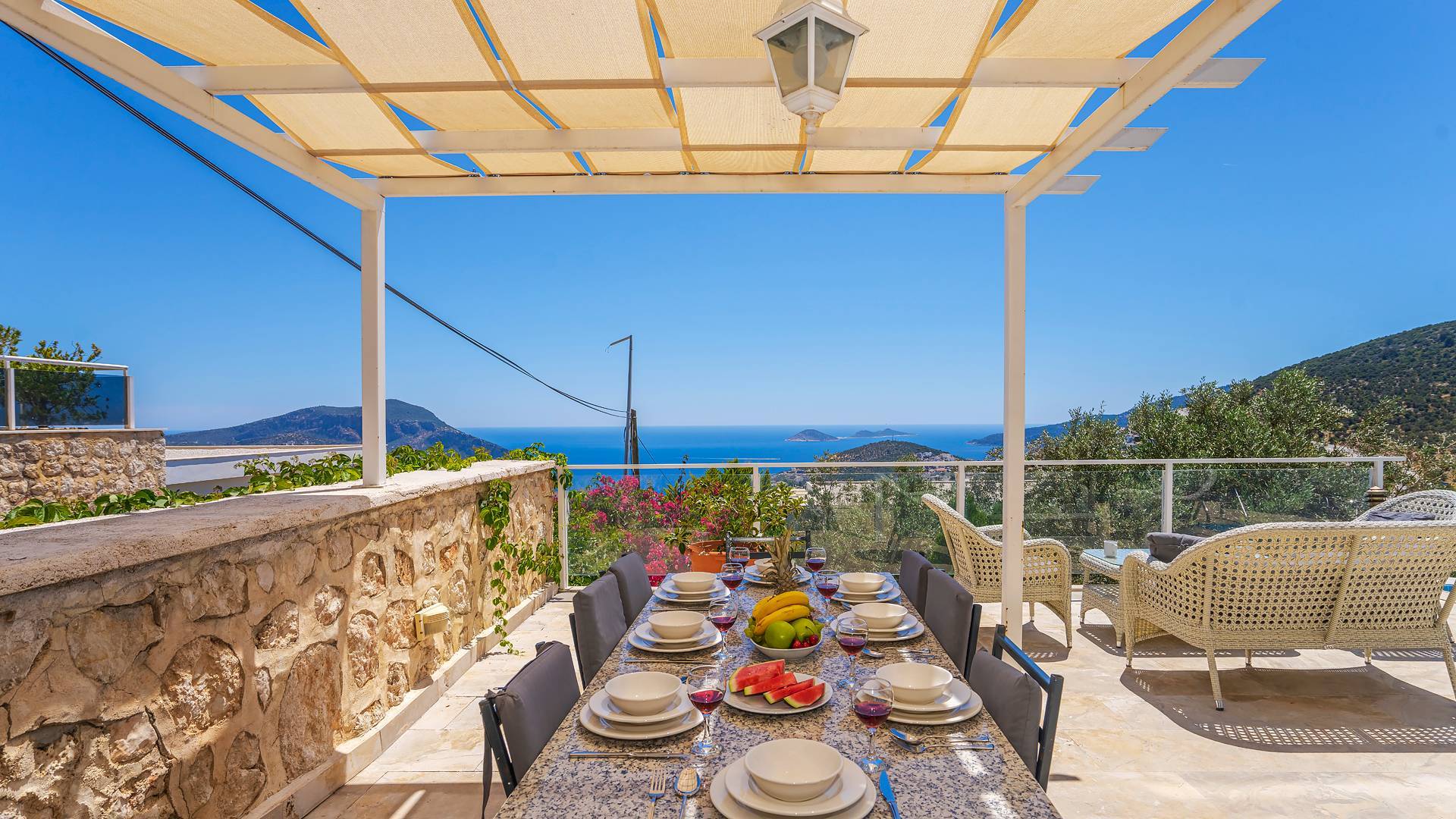 Kaş Kalkan'da Denize Yakın, Kalabalık Aileler İçin Uygun, Şık Villa
