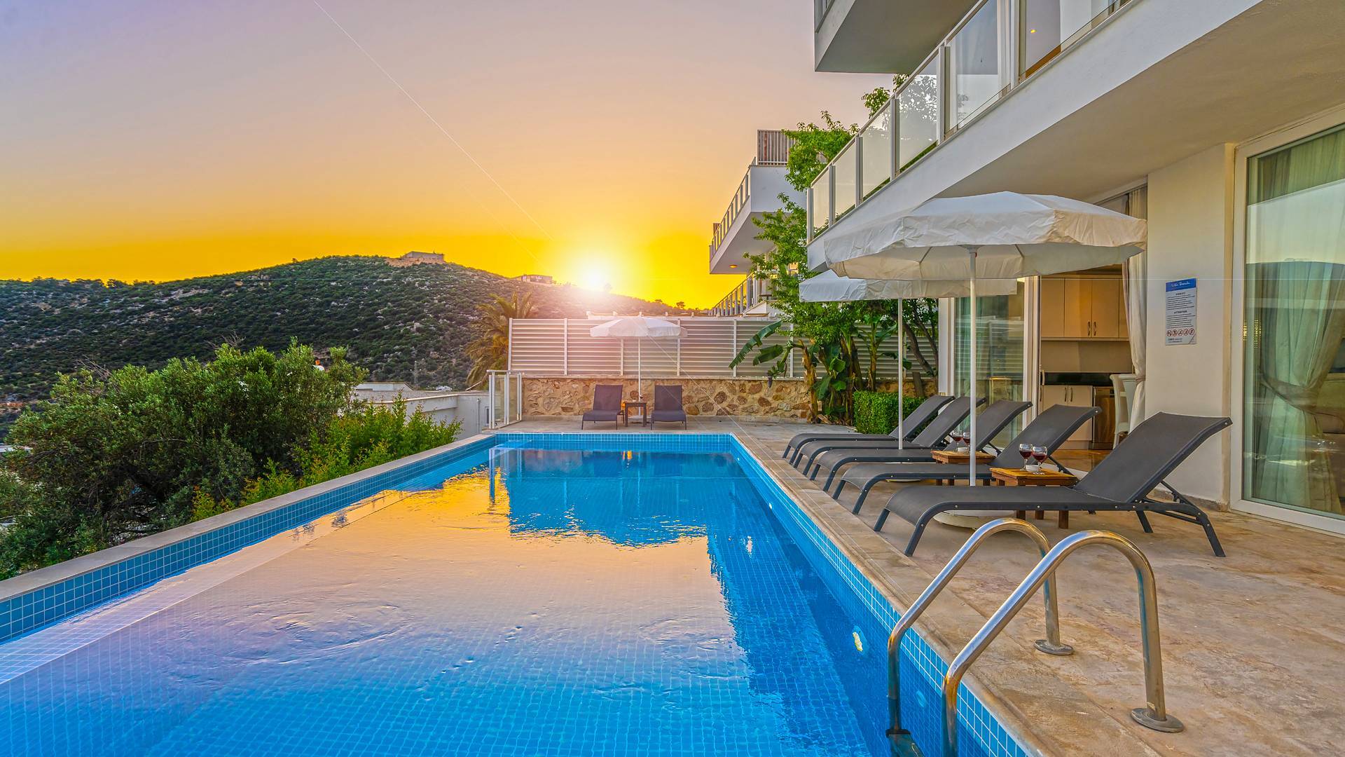 Kaş Kalkan'da Denize Yakın, Kalabalık Aileler İçin Uygun, Şık Villa