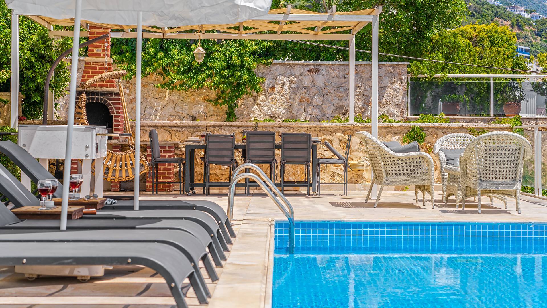 Kaş Kalkan'da Denize Yakın, Kalabalık Aileler İçin Uygun, Şık Villa