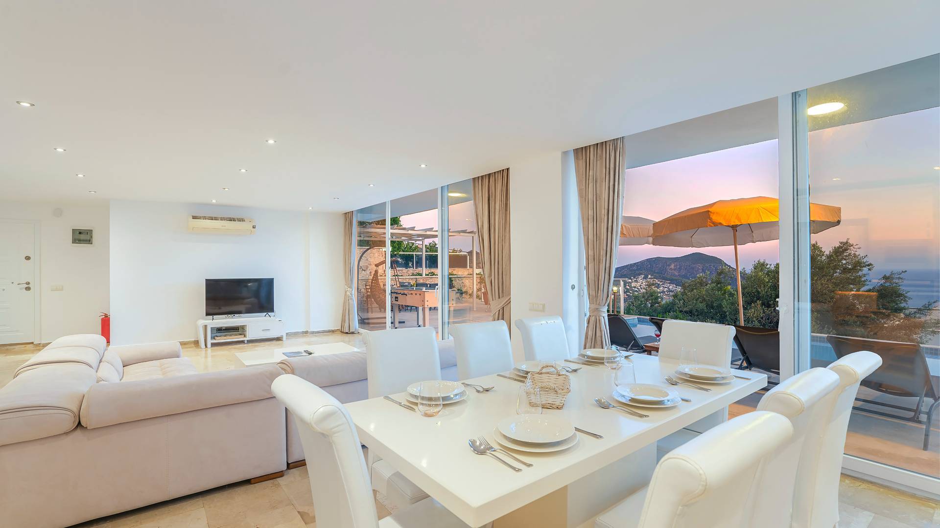 Kaş Kalkan'da Denize Yakın, Kalabalık Aileler İçin Uygun, Şık Villa