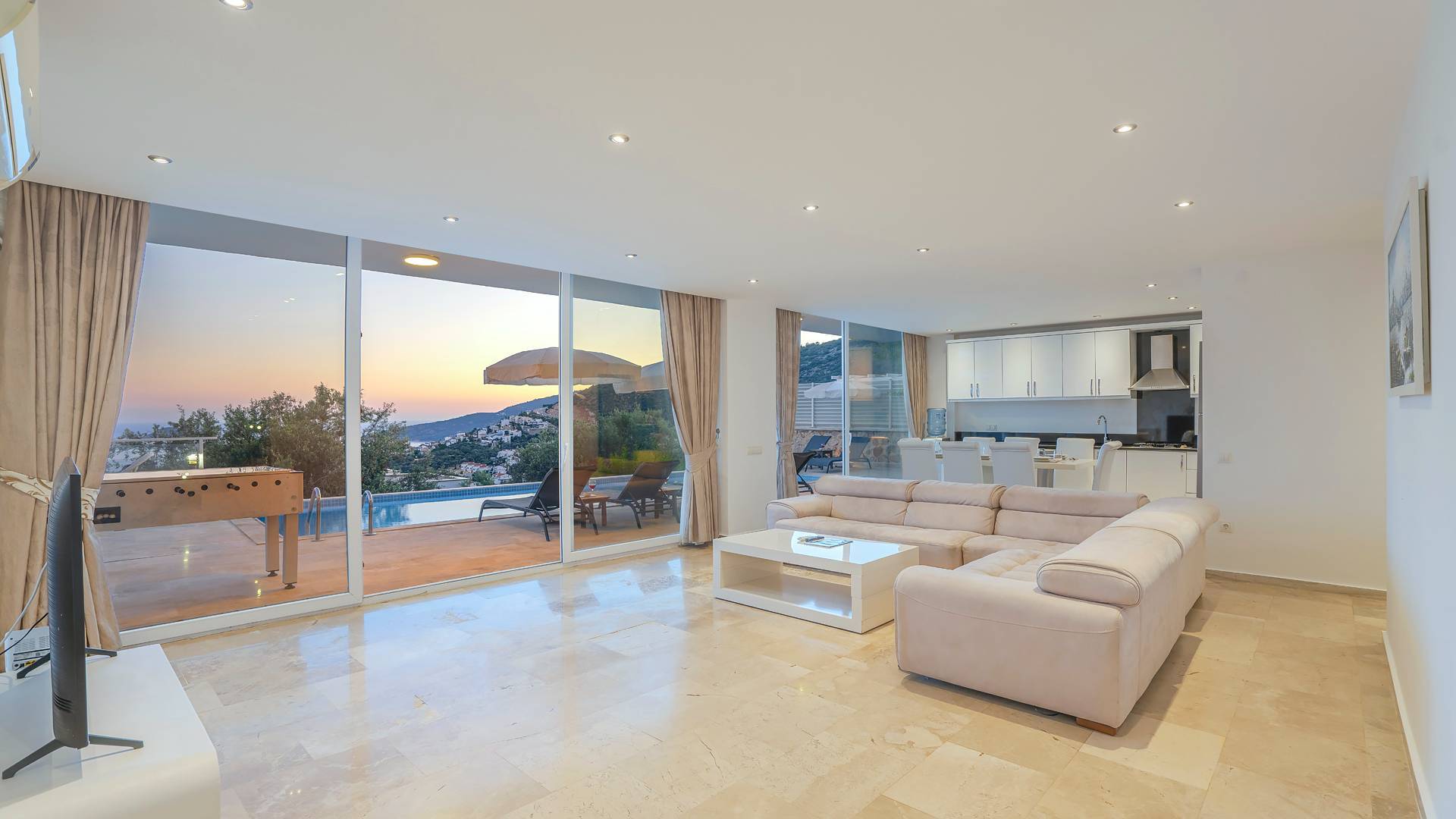 Kaş Kalkan'da Denize Yakın, Kalabalık Aileler İçin Uygun, Şık Villa