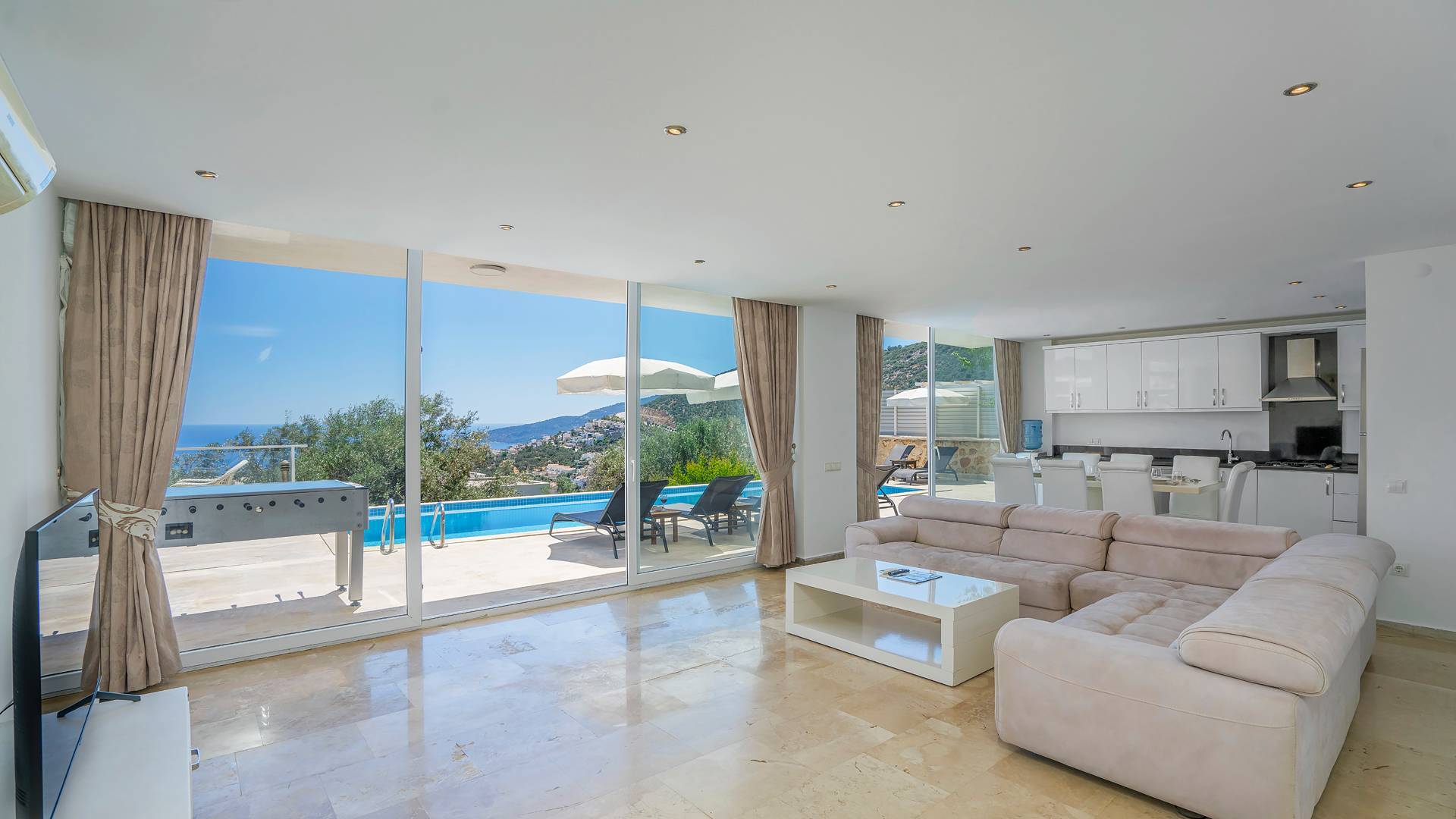 Kaş Kalkan'da Denize Yakın, Kalabalık Aileler İçin Uygun, Şık Villa