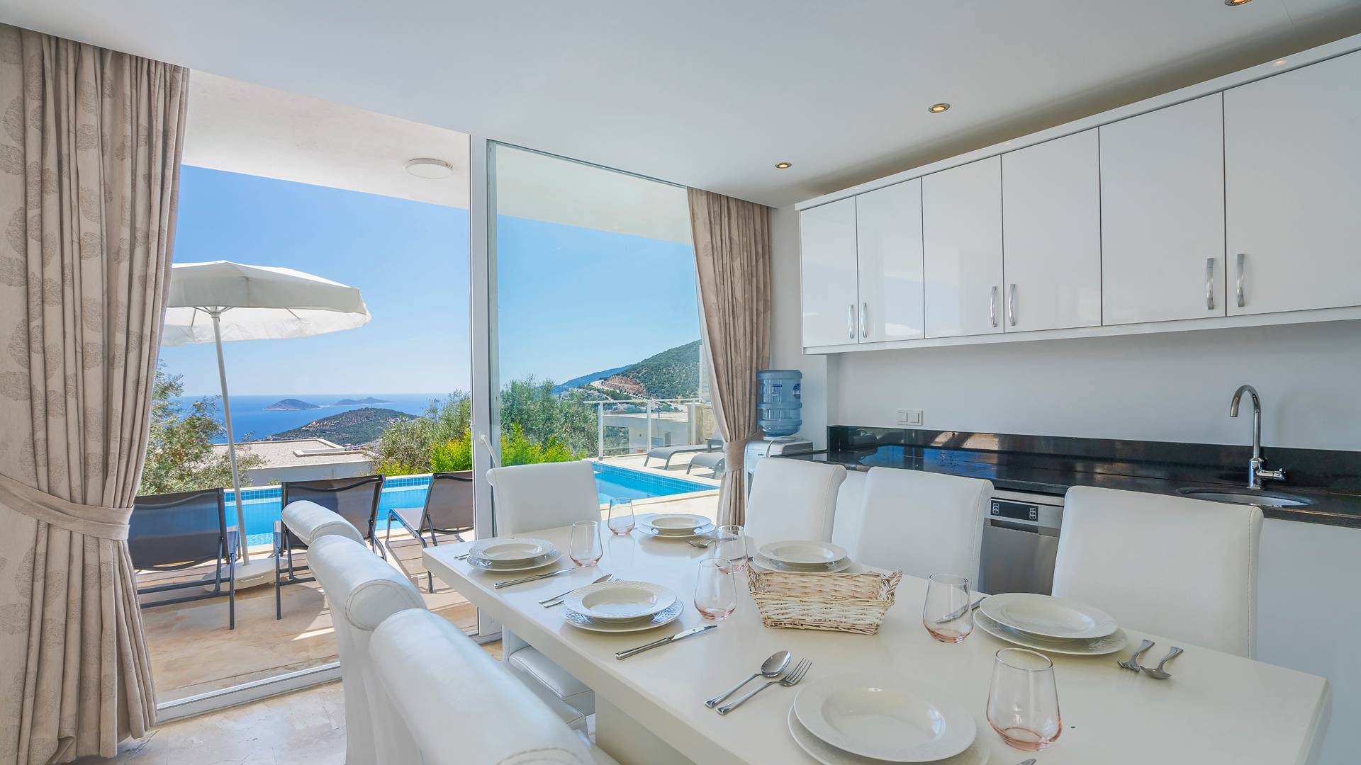 Kaş Kalkan'da Denize Yakın, Kalabalık Aileler İçin Uygun, Şık Villa