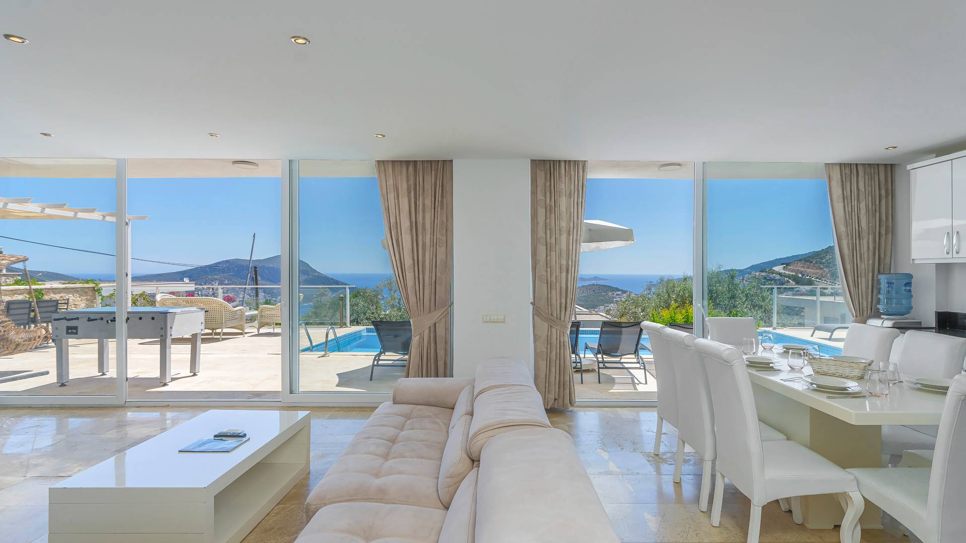 Kaş Kalkan'da Denize Yakın, Kalabalık Aileler İçin Uygun, Şık Villa