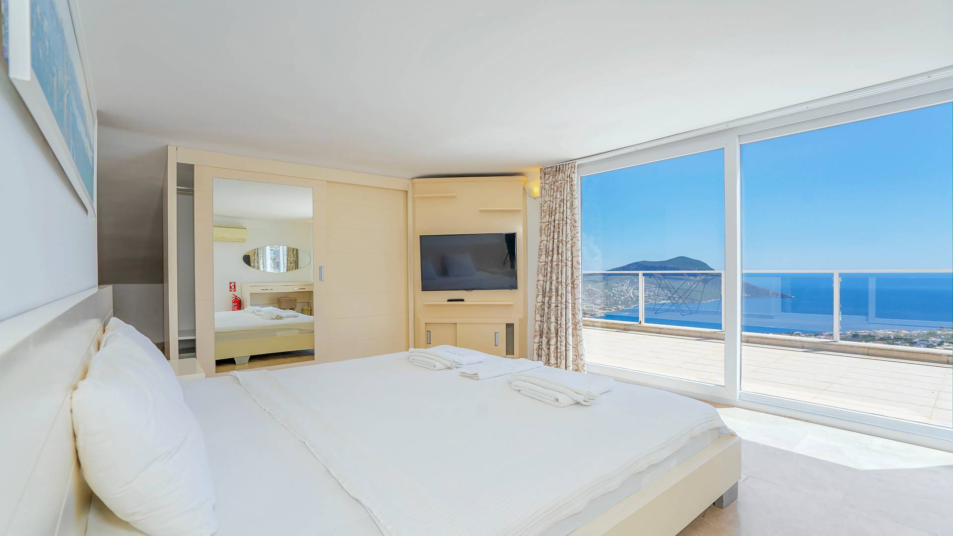 Kaş Kalkan'da Denize Yakın, Kalabalık Aileler İçin Uygun, Şık Villa