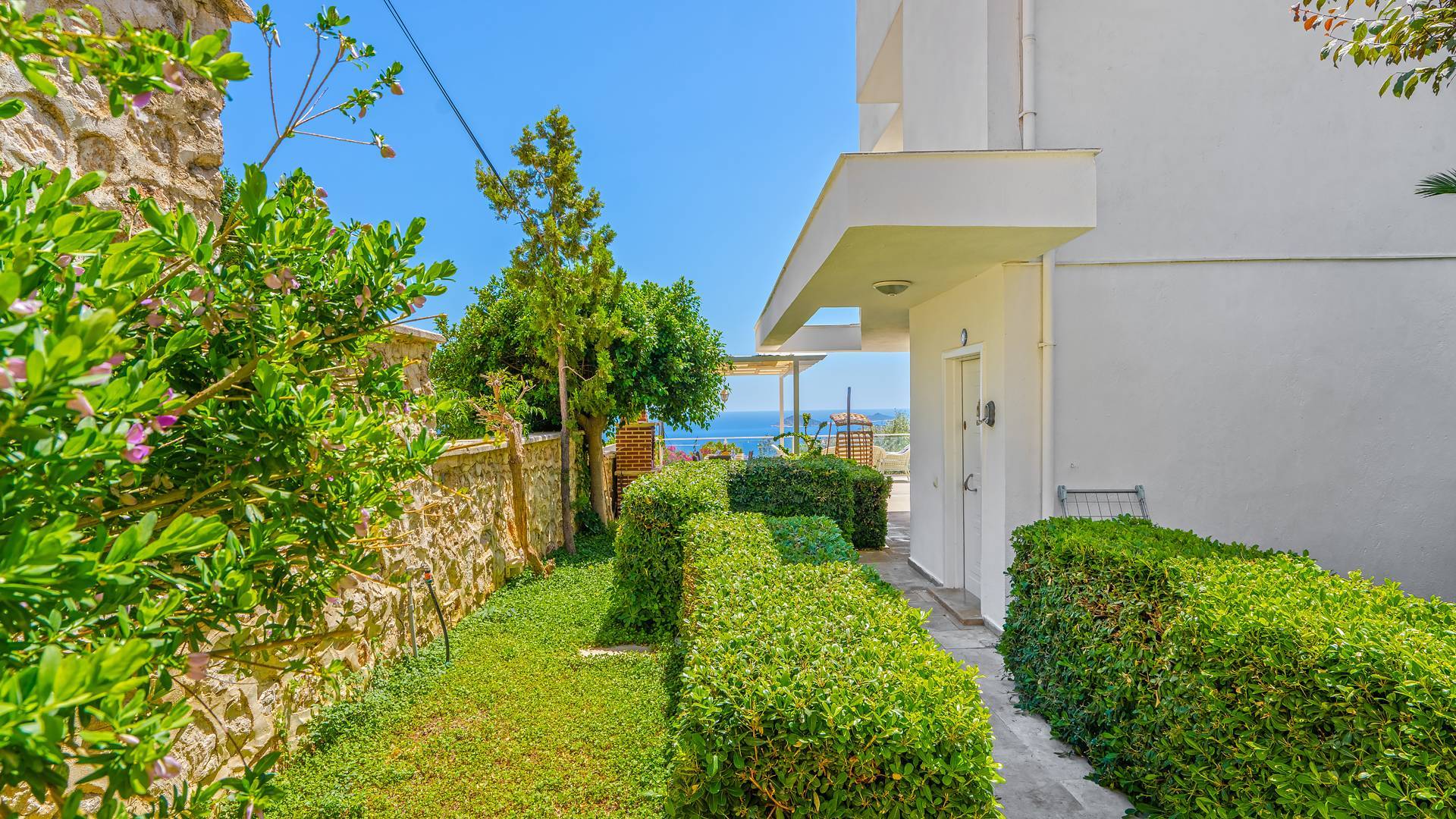 Kaş Kalkan'da Denize Yakın, Kalabalık Aileler İçin Uygun, Şık Villa