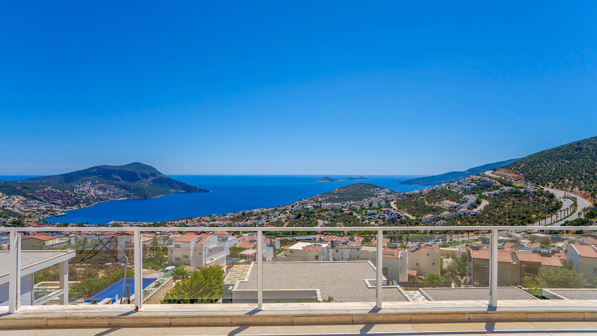 Kaş Kalkan'da Denize Yakın, Kalabalık Aileler İçin Uygun, Şık Villa