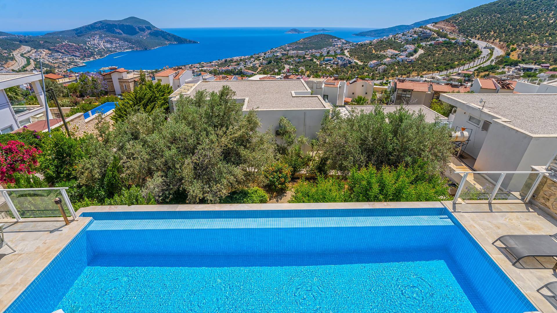 Kaş Kalkan'da Denize Yakın, Kalabalık Aileler İçin Uygun, Şık Villa