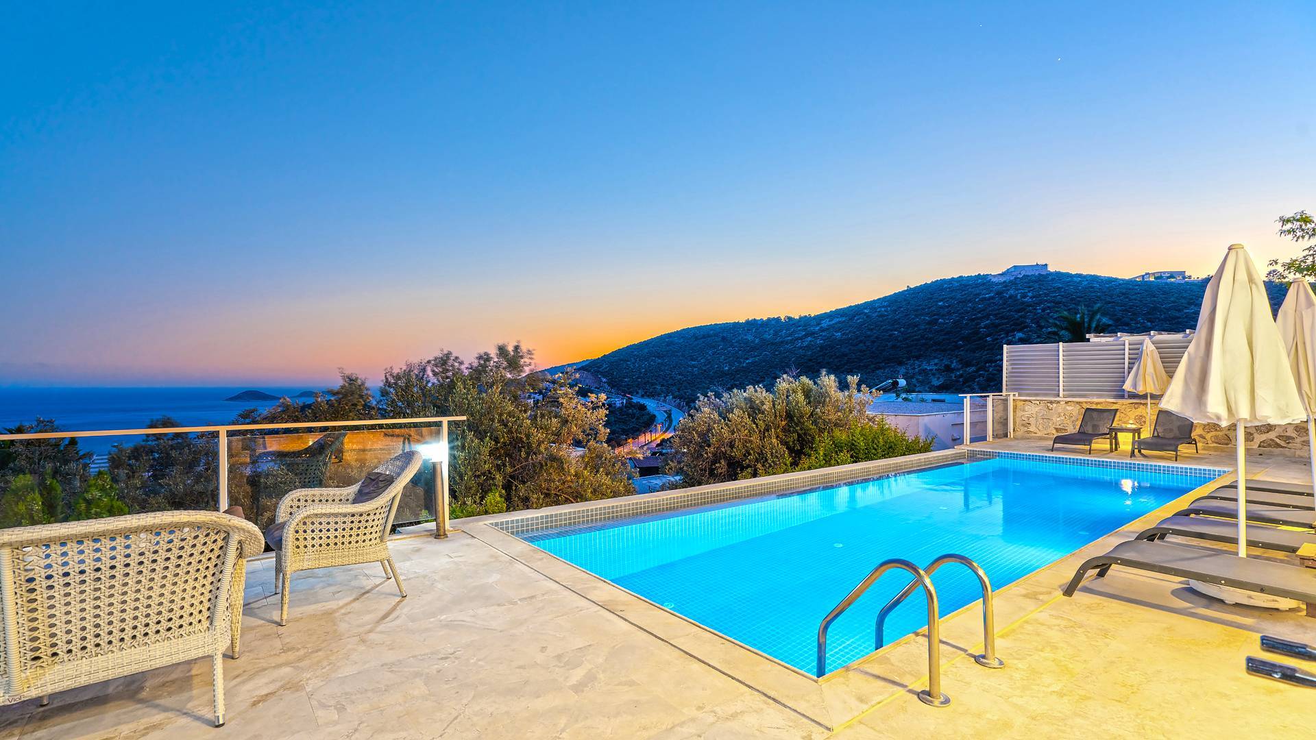 Kaş Kalkan'da Denize Yakın, Kalabalık Aileler İçin Uygun, Şık Villa