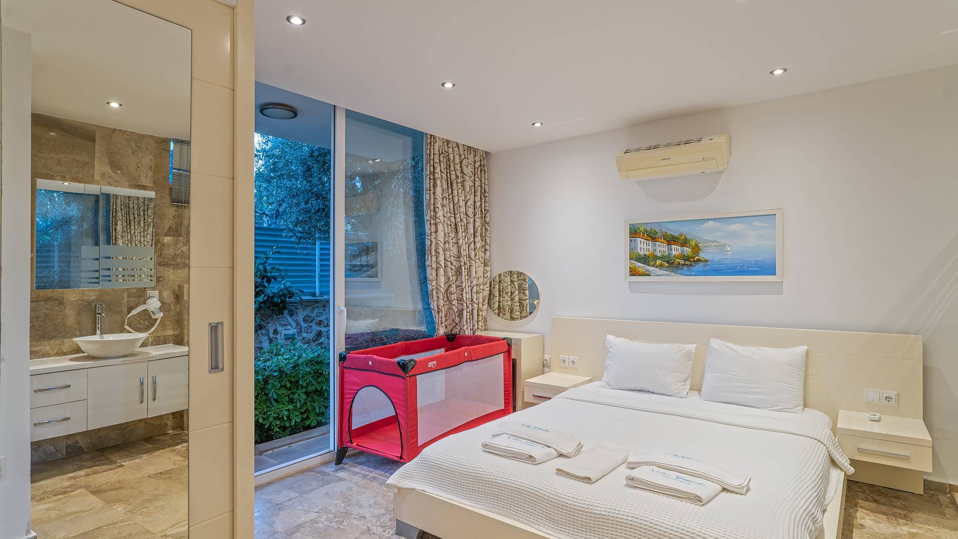 Kaş Kalkan'da Denize Yakın, Kalabalık Aileler İçin Uygun, Şık Villa