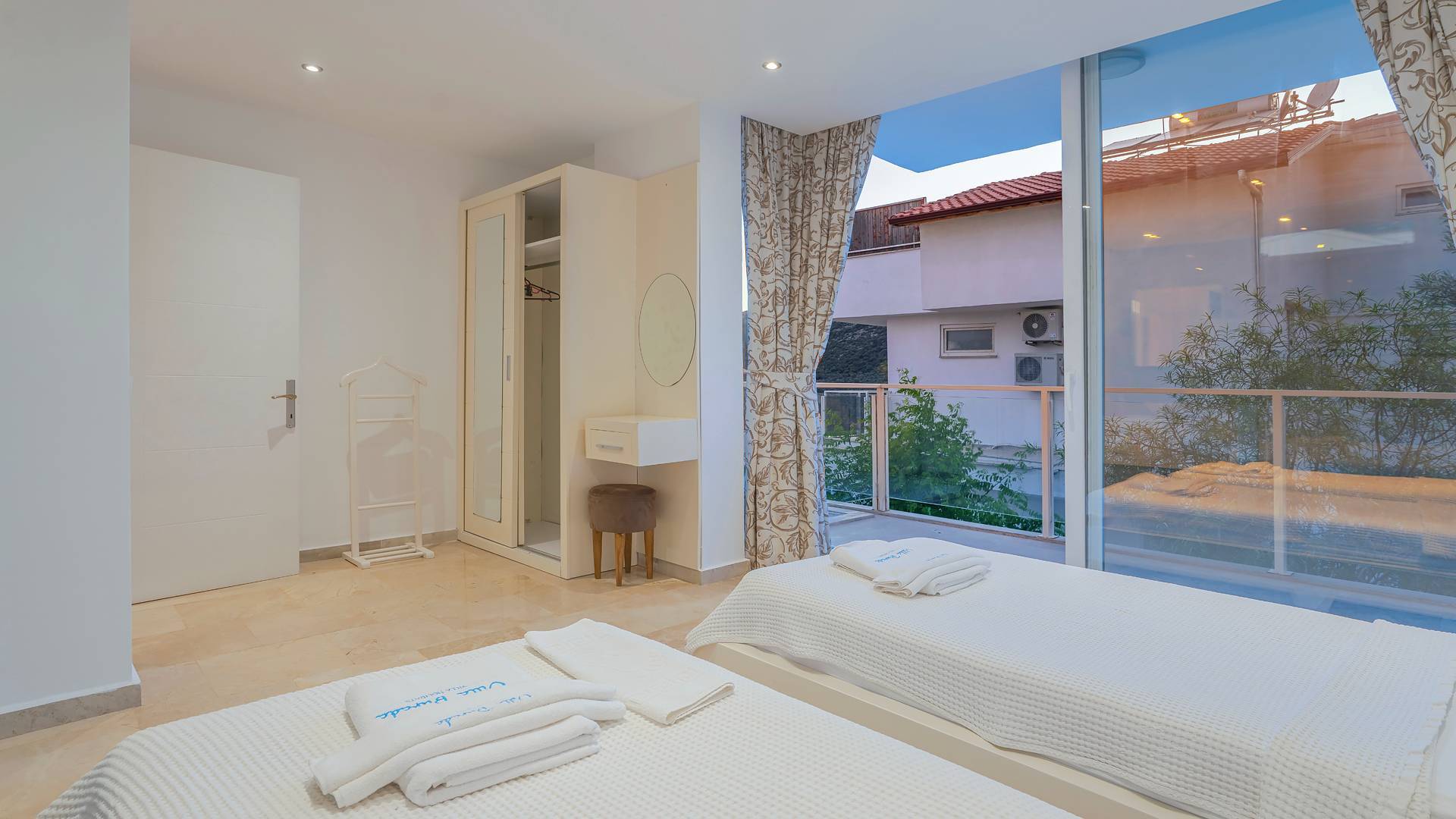 Kaş Kalkan'da Denize Yakın, Kalabalık Aileler İçin Uygun, Şık Villa