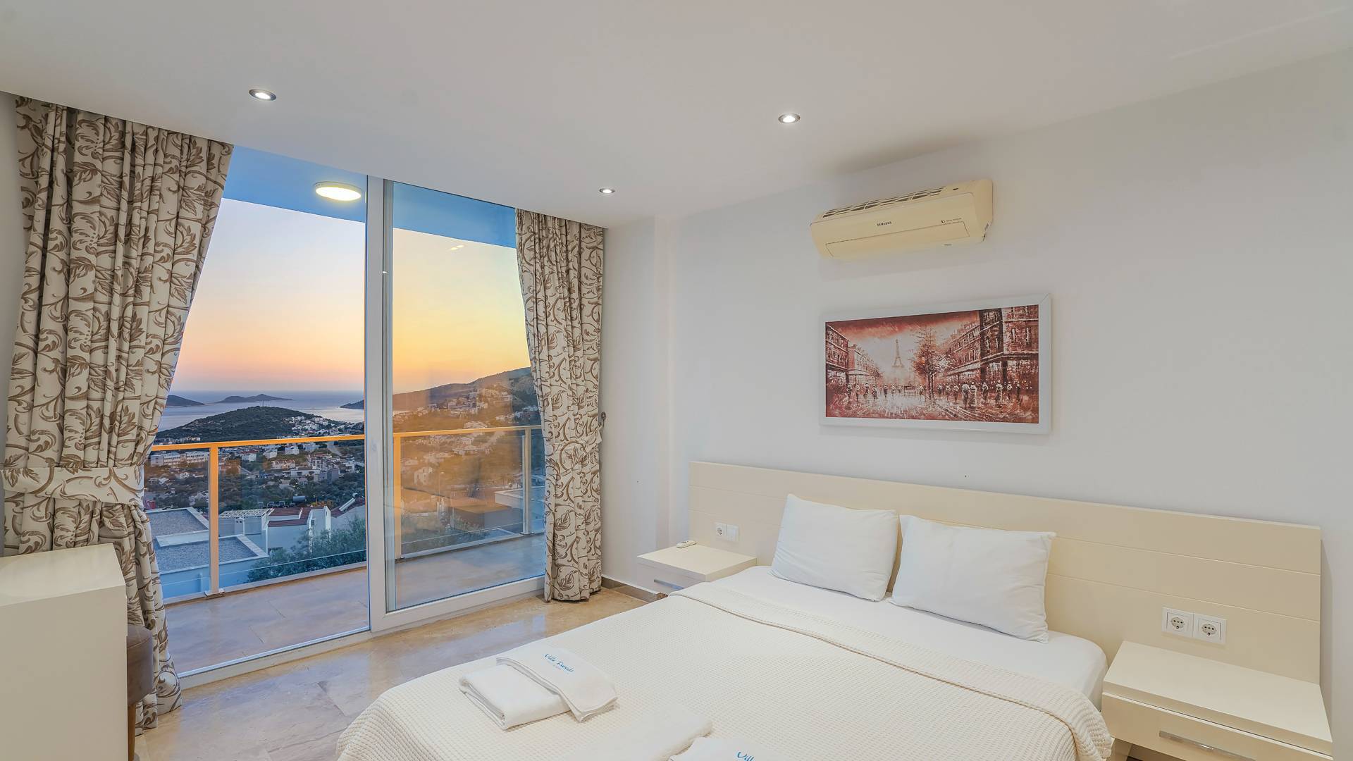 Kaş Kalkan'da Denize Yakın, Kalabalık Aileler İçin Uygun, Şık Villa