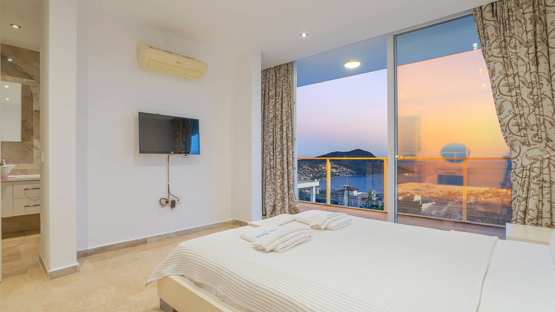Kaş Kalkan'da Denize Yakın, Kalabalık Aileler İçin Uygun, Şık Villa