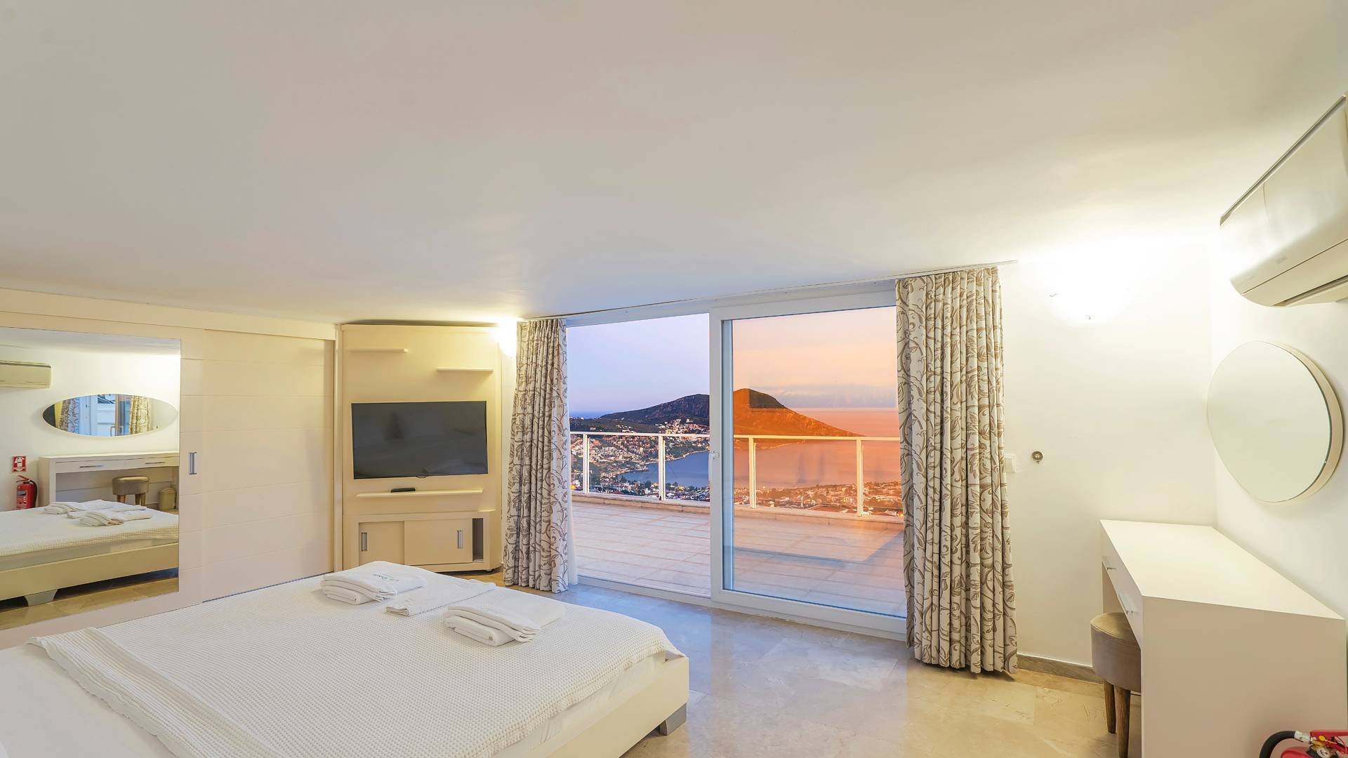Kaş Kalkan'da Denize Yakın, Kalabalık Aileler İçin Uygun, Şık Villa