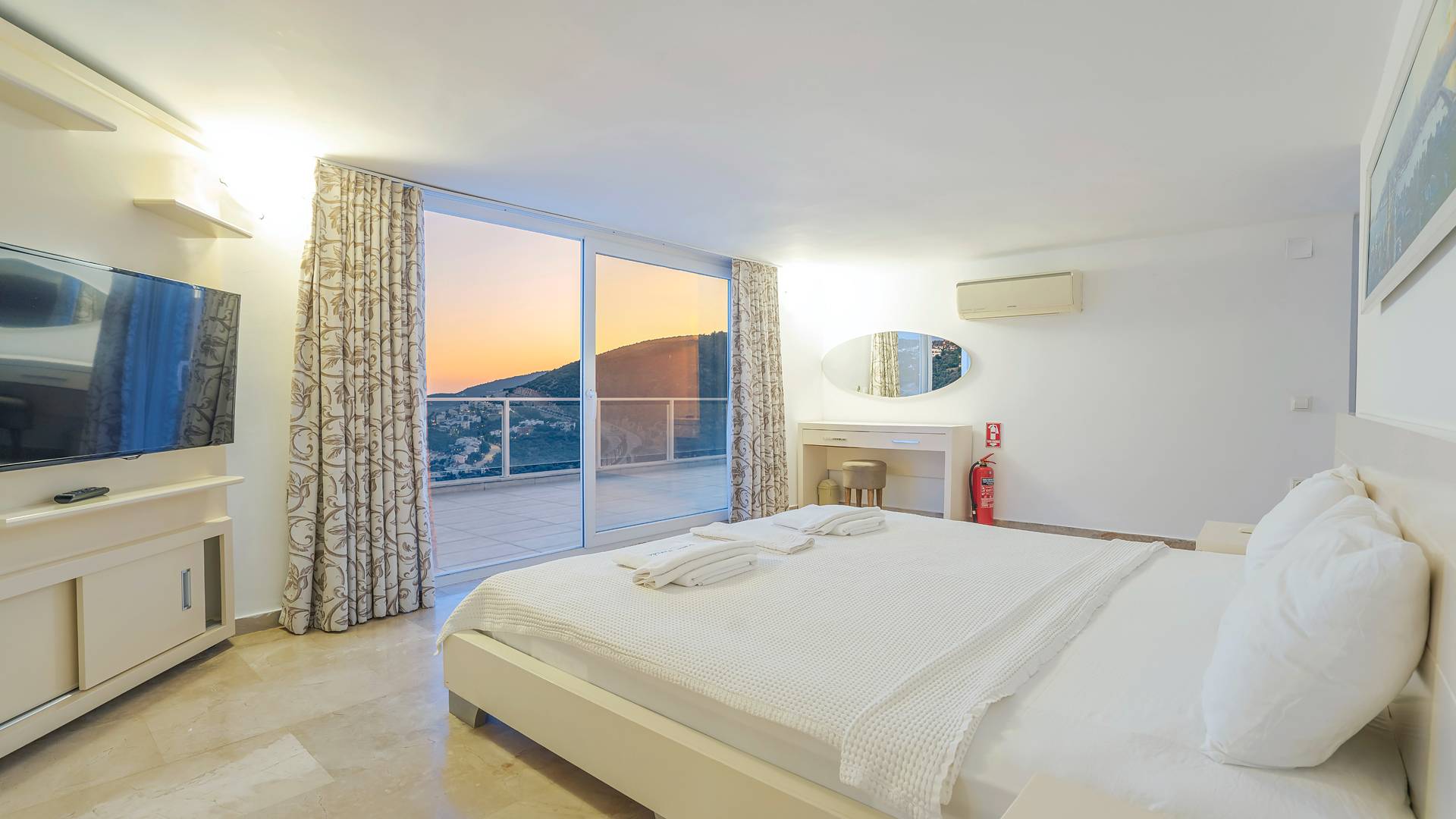 Kaş Kalkan'da Denize Yakın, Kalabalık Aileler İçin Uygun, Şık Villa