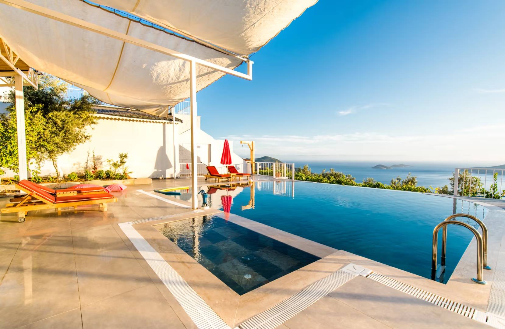 Kaş Kalkan'da Göz Alıcı Manzaralı, Özel Havuzlu, Geniş Villa