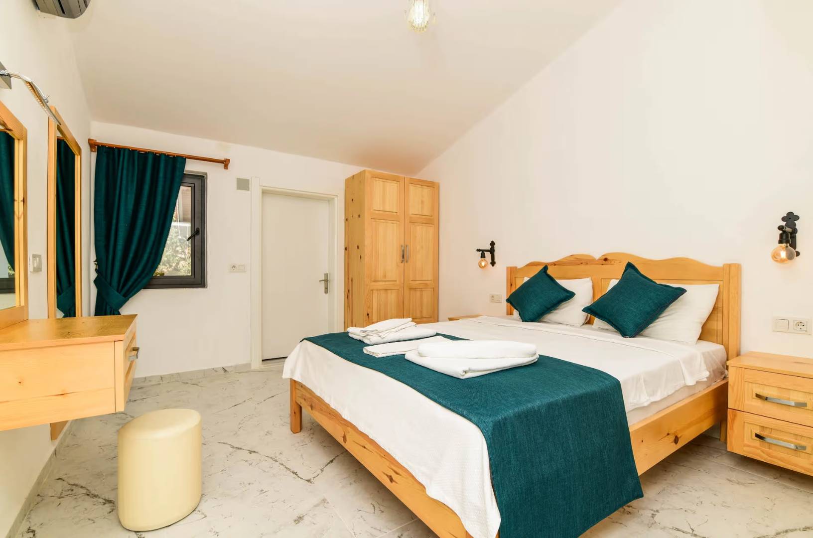 Kaş Kalkan'da Göz Alıcı Manzaralı, Özel Havuzlu, Geniş Villa