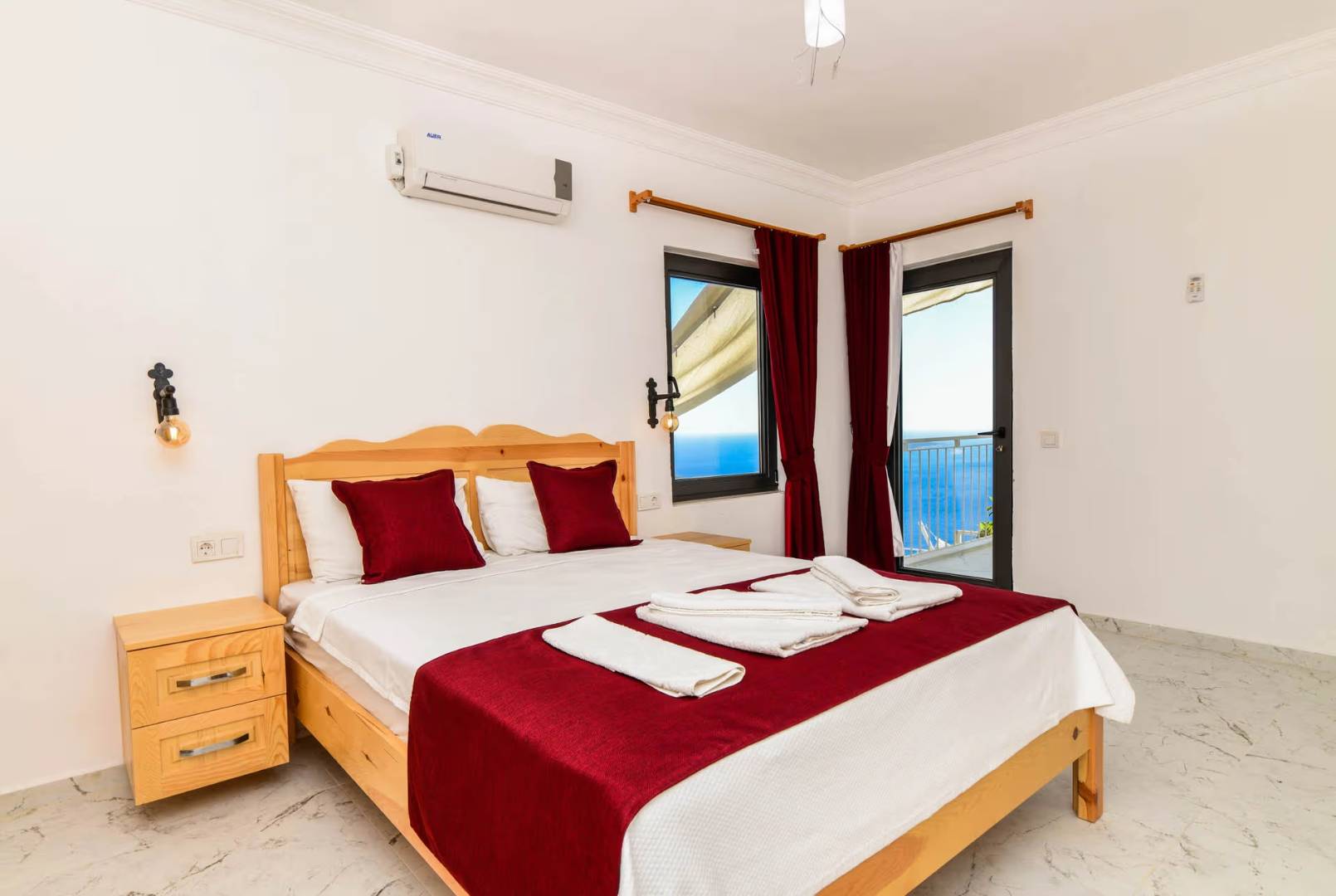 Kaş Kalkan'da Göz Alıcı Manzaralı, Özel Havuzlu, Geniş Villa