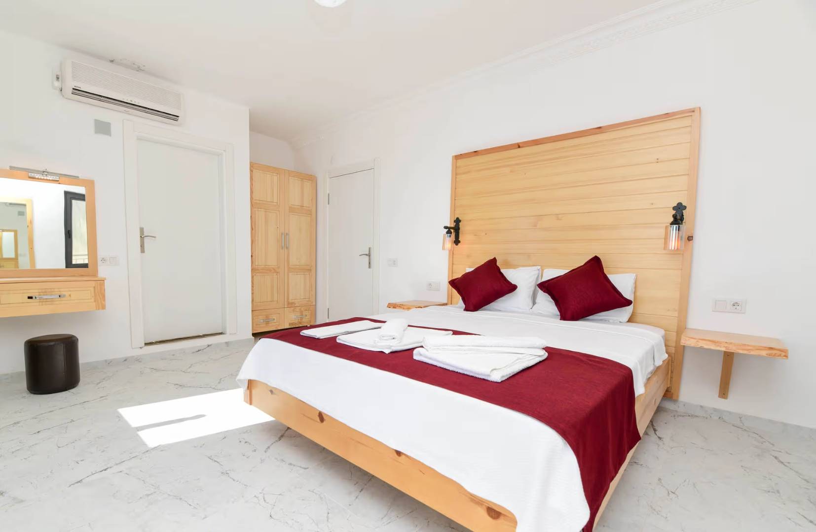 Kaş Kalkan'da Göz Alıcı Manzaralı, Özel Havuzlu, Geniş Villa