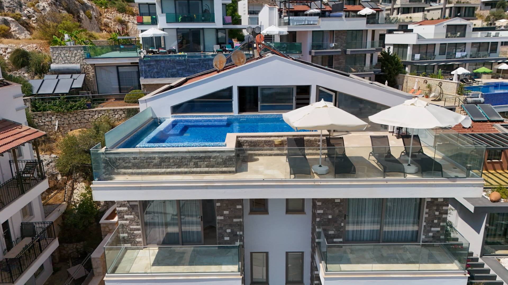 Kaş Kalkan'da Merkeze Yakın, Serinleme Havuzlu, Kiralık Villa