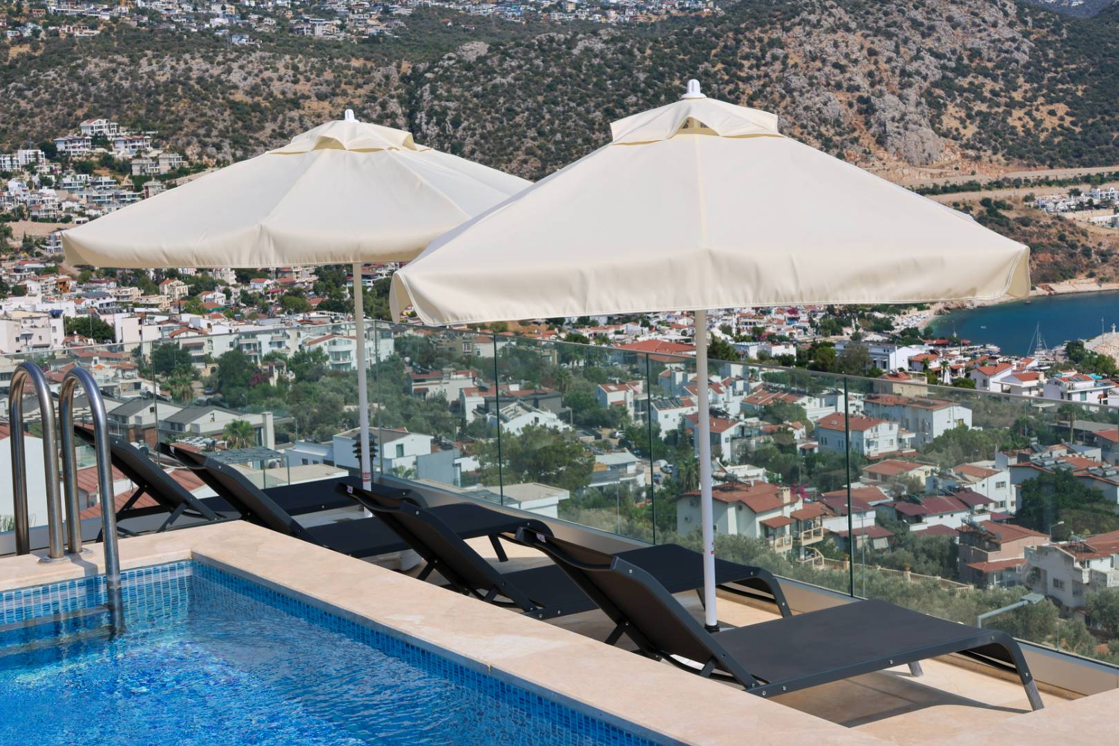 Kaş Kalkan'da Merkeze Yakın, Serinleme Havuzlu, Kiralık Villa
