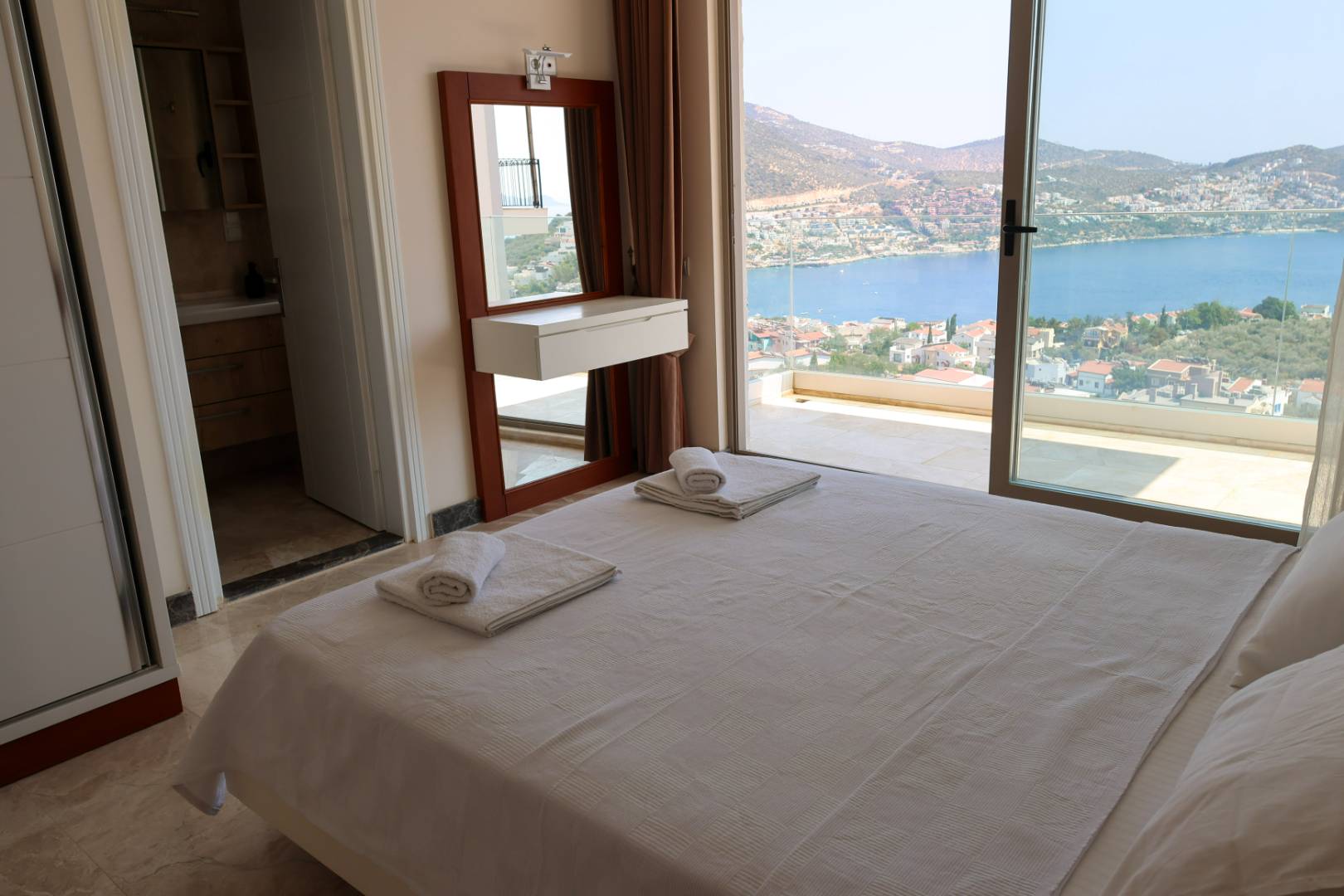Kaş Kalkan'da Merkeze Yakın, Serinleme Havuzlu, Kiralık Villa