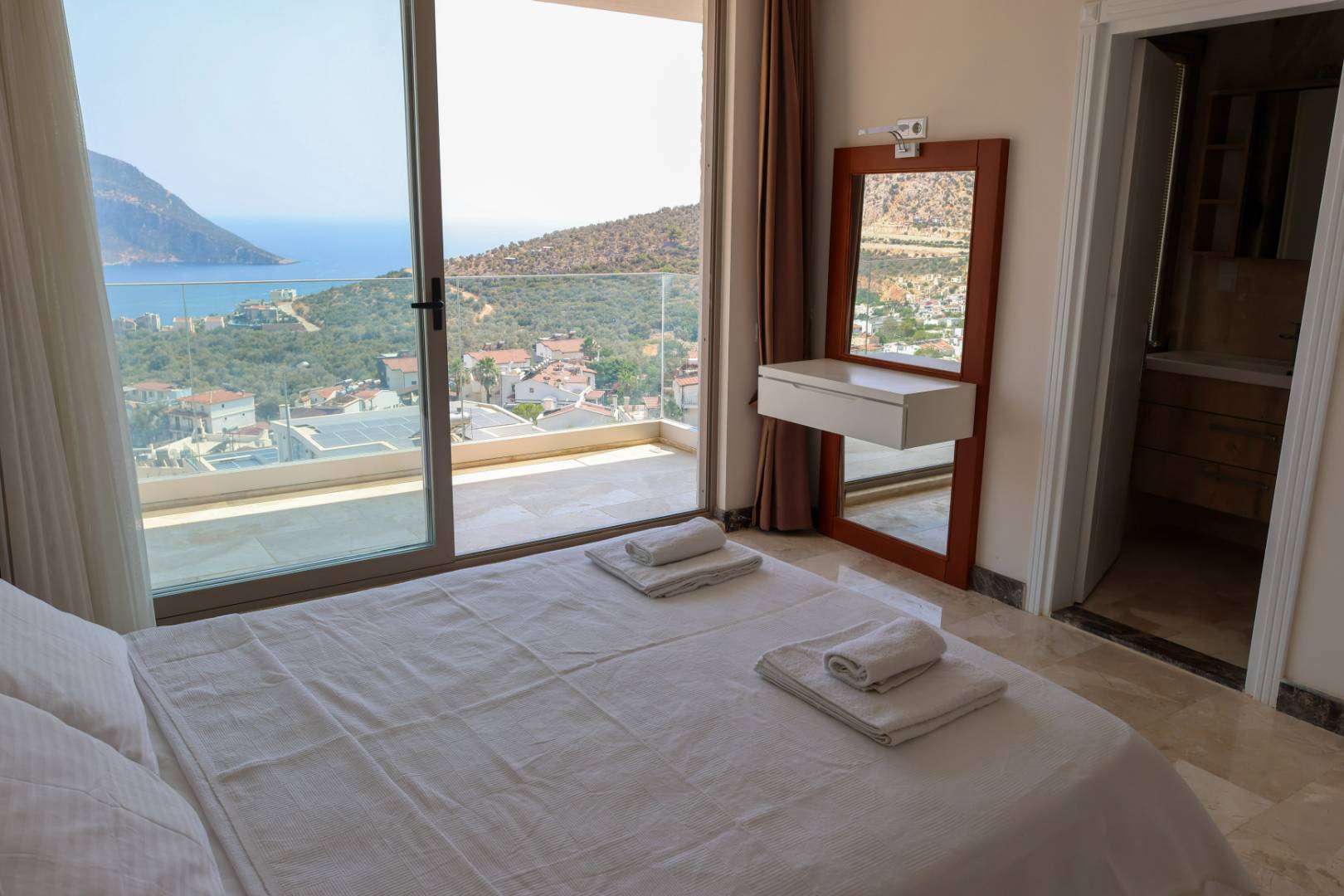 Kaş Kalkan'da Merkeze Yakın, Serinleme Havuzlu, Kiralık Villa