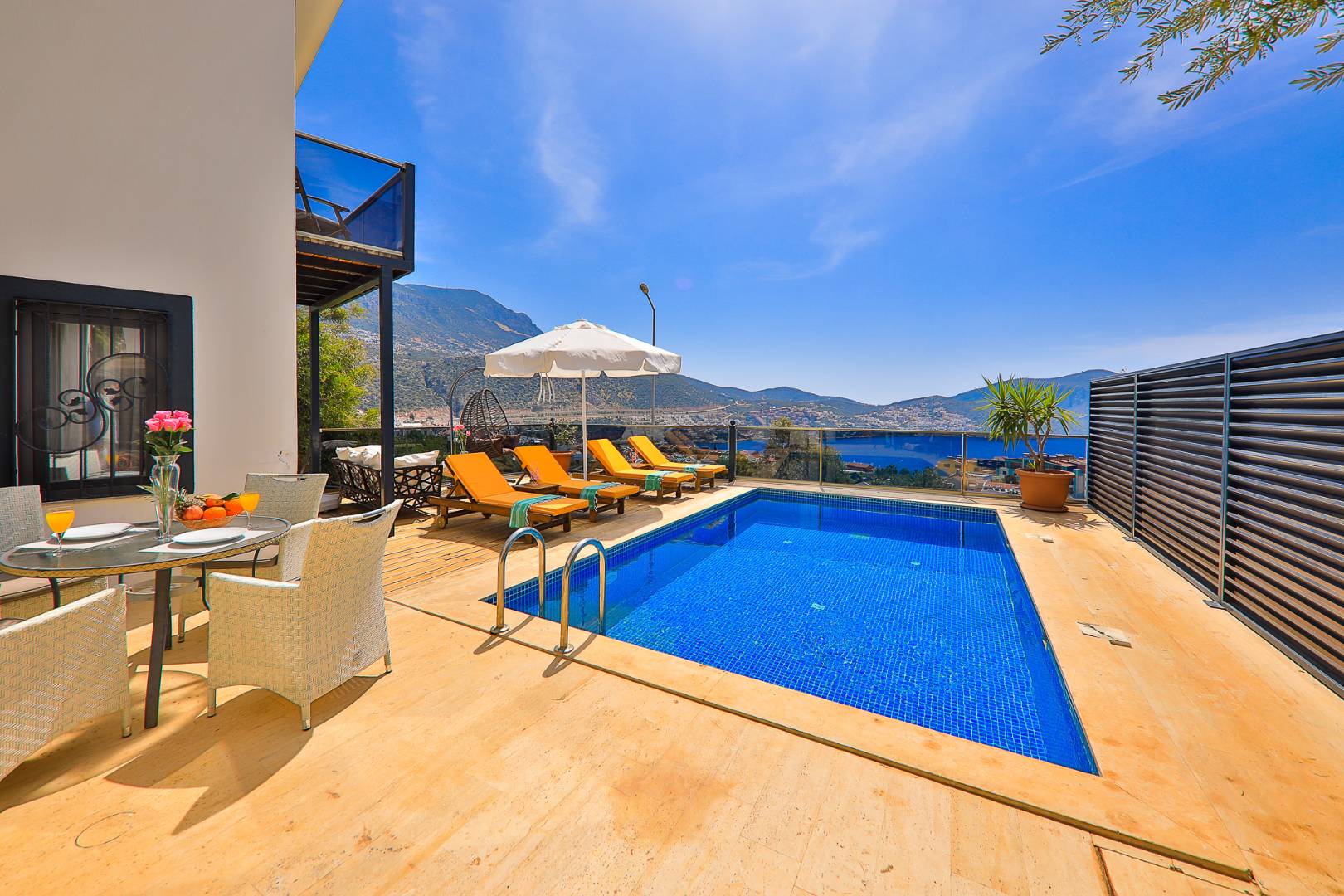 Kaş Kalkan'da Muhteşem Deniz Manzaralı, Özel Havuzlu, Jakuzili Balayı Villası
